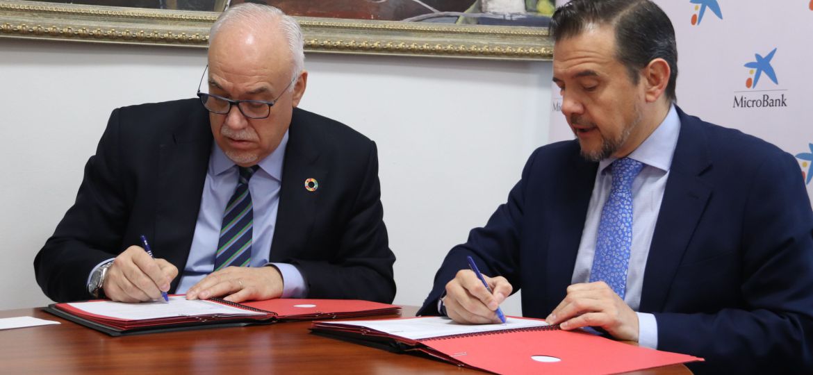 Firma del convenio de colaboración Ayuntamiento-MicroBank 2024 (1)