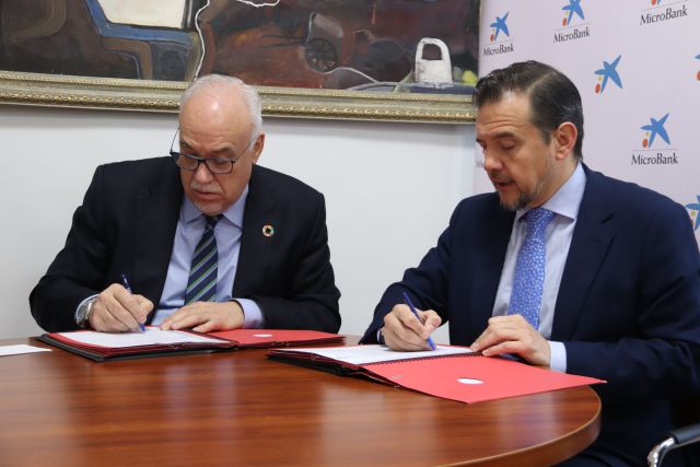 Firma del convenio de colaboración Ayuntamiento-MicroBank 2024 (1)